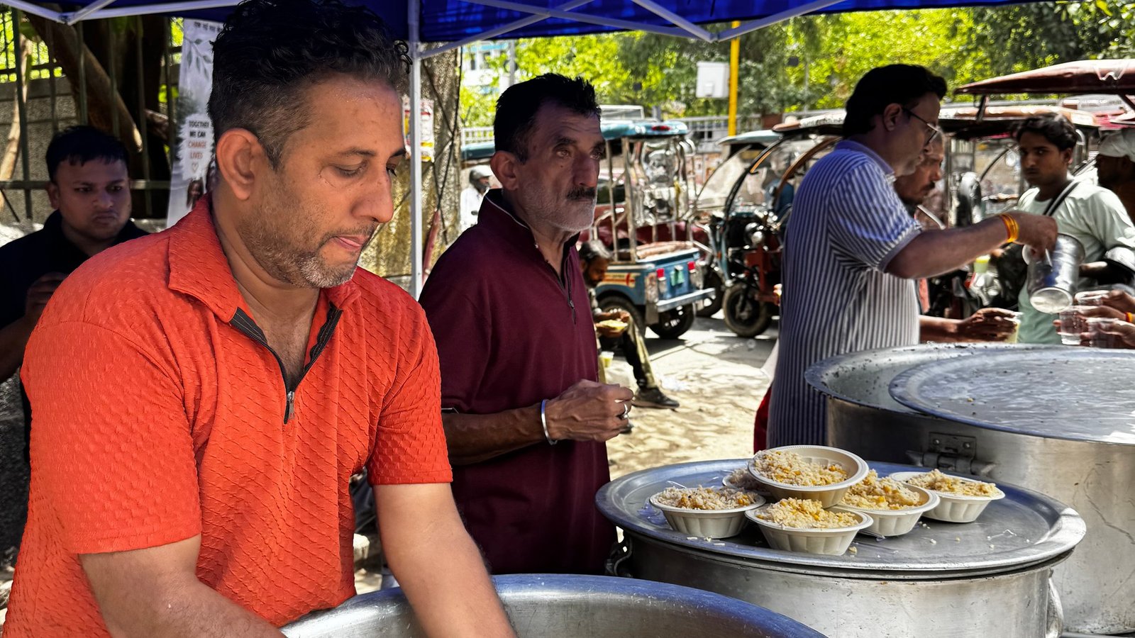 Nai Raah Foundation volunteers serving warm meals at Daily Langar Sewa